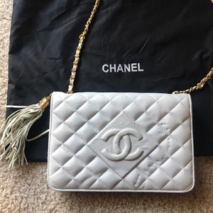 Chanel lambskin vintage handbag, little flaws!